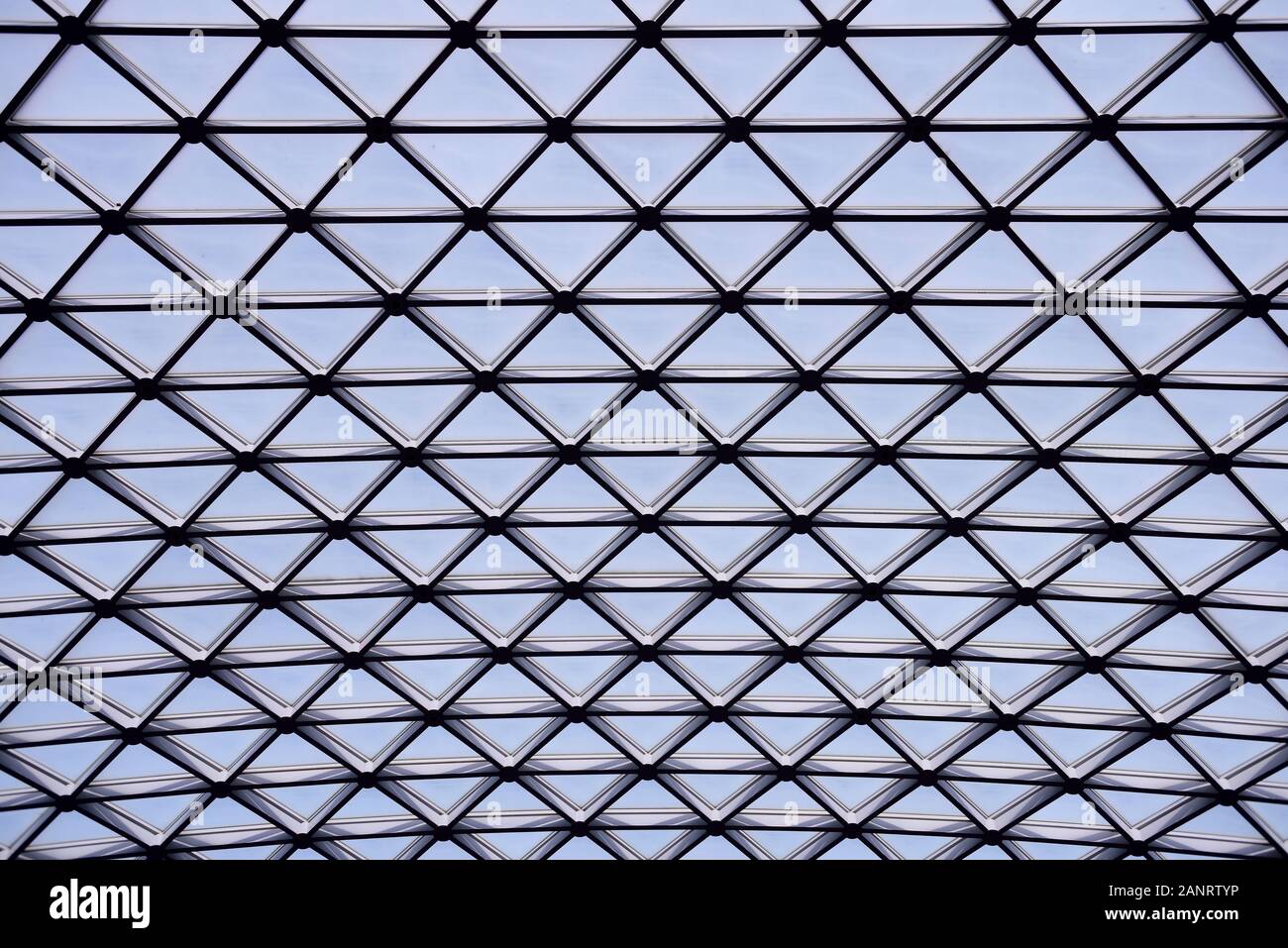 Linee e motivi geometrici a triangolo, architettura lucernari, full frame Foto Stock