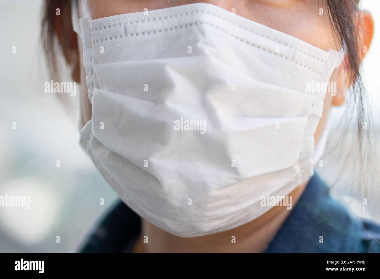 Donna che indossa la maschera per il viso di proteggere il filtro contro l'inquinamento atmosferico (PM2.5) o usura N95 maschera. proteggere l'inquinamento, anti smog e virus, l'inquinamento atmosferico causato Foto Stock