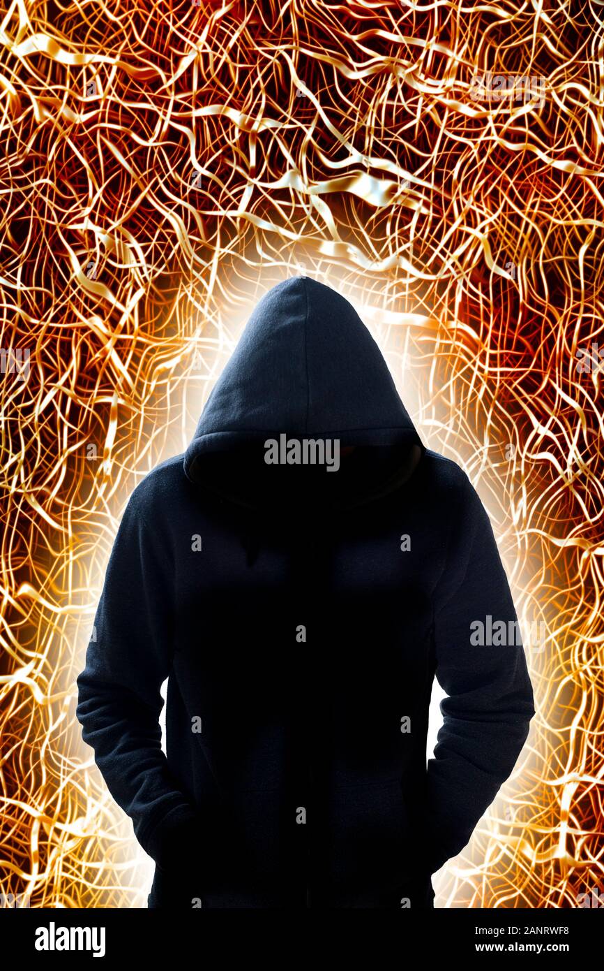 uomo misterioso con cappuccio Foto stock - Alamy