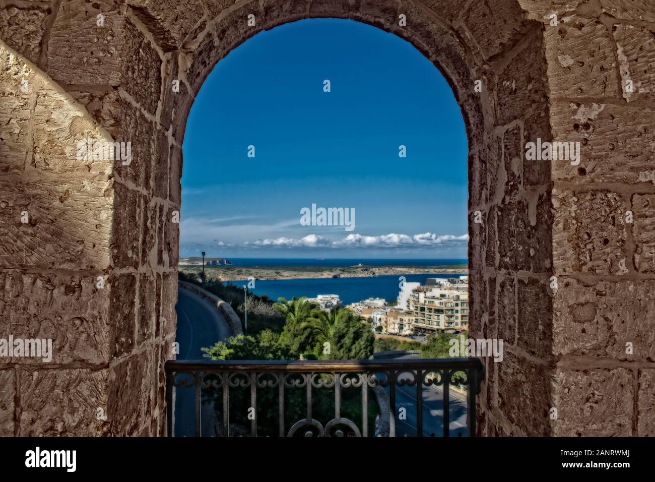 Una vista del paesaggio di Mellieha, Malta attraverso un arco. Foto Stock