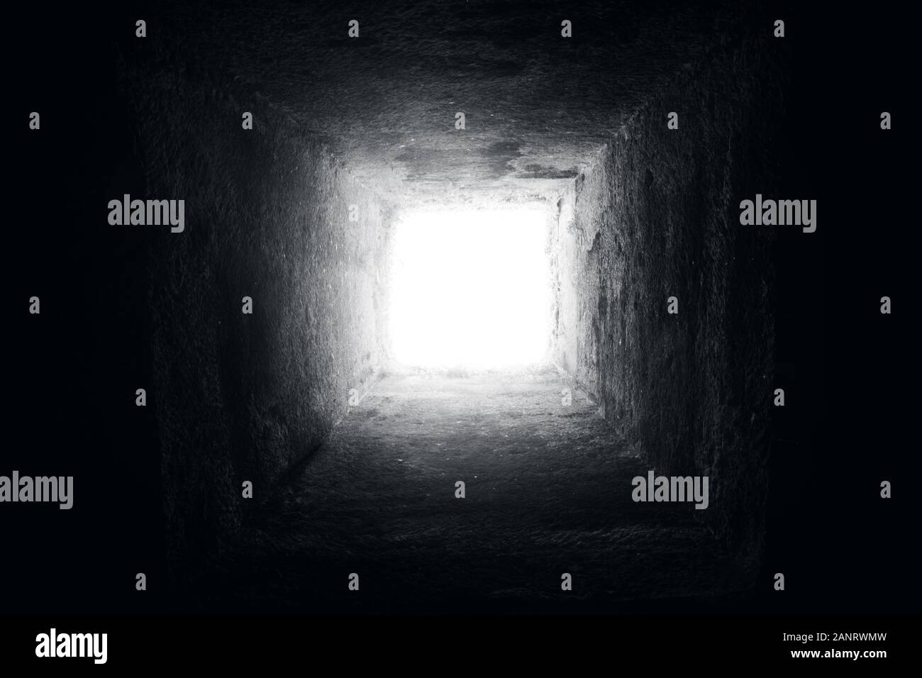 In fossa. Guardando la luce dall'interno di una fossa e non è in grado di scappare. Foto Stock