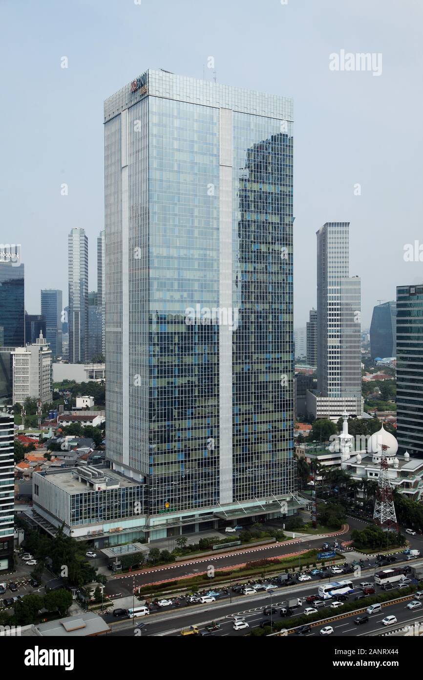 Cenntenial Tower A Gatot Subroto Street, Jakarta. Strada principale per la zona commerciale e commerciale Foto Stock
