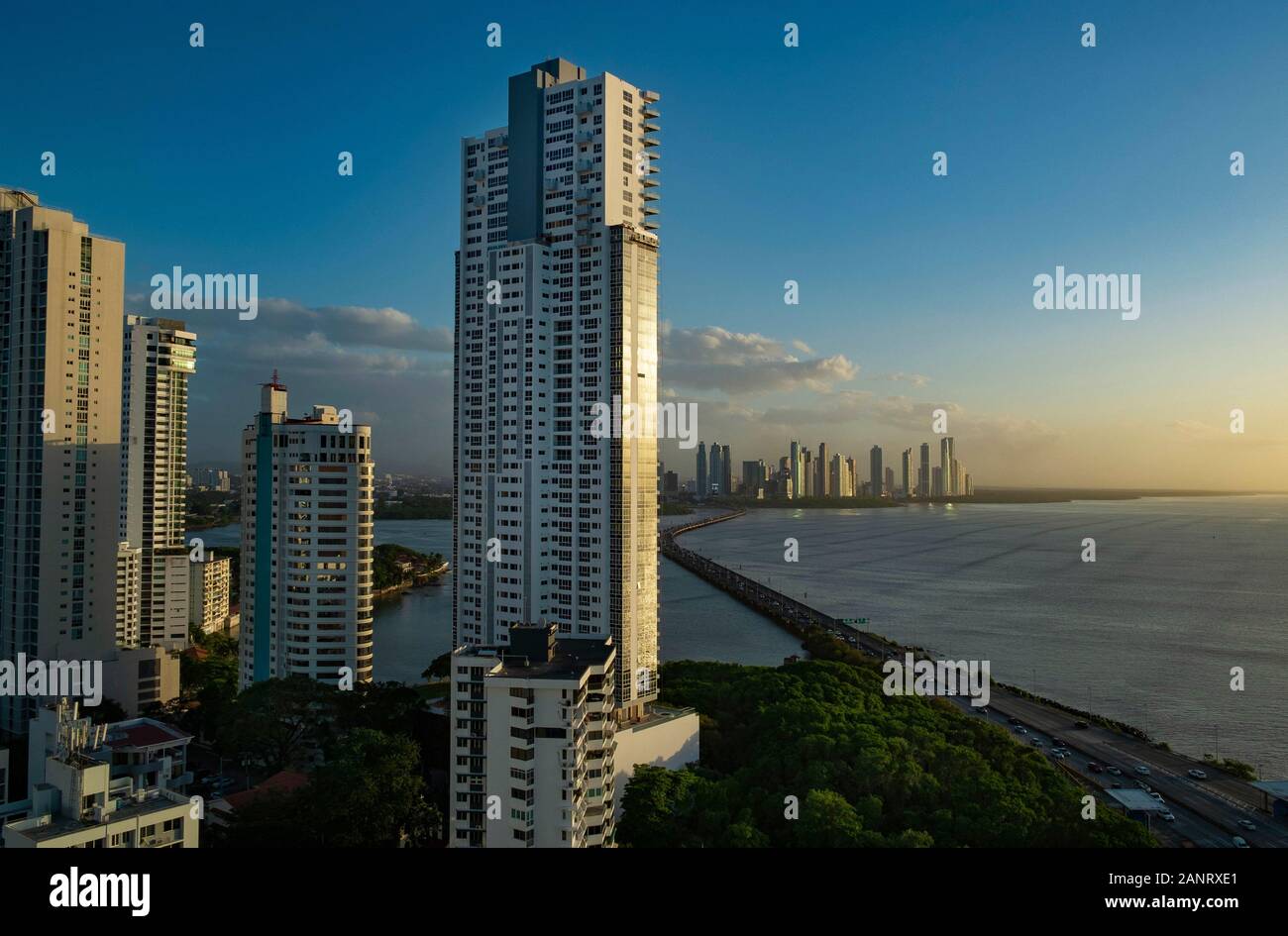 Vista della Costa Del Este residenziale e business area e Autostrada Corredor all'alba, e con il traffico di automobili e di veicoli, Panama City, Panama, Cento Foto Stock