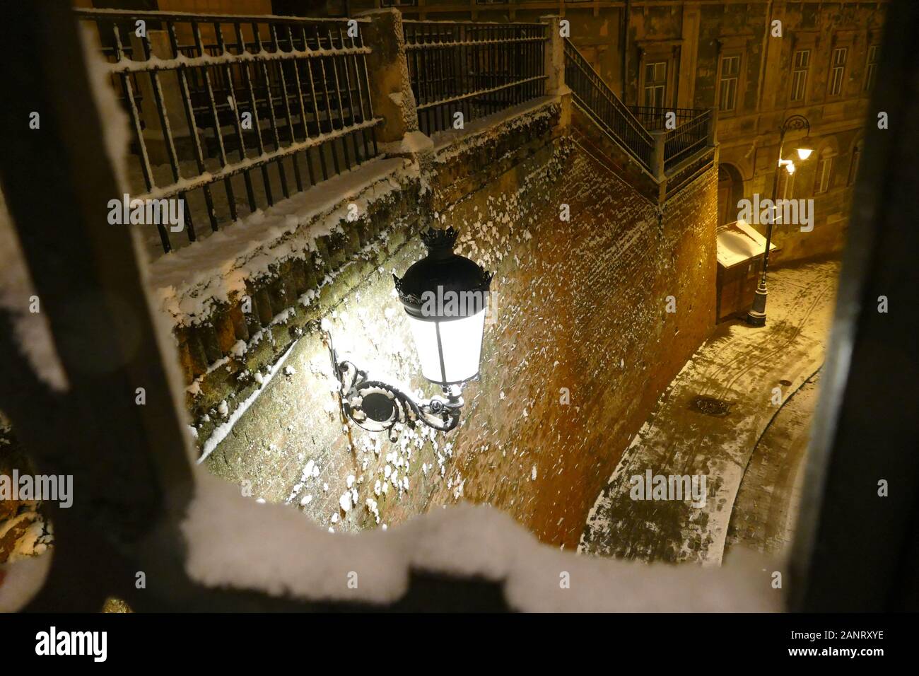 Una scena notturna innevata e spaventosa dalla bellissima città transilvaniana di Sibiu. Foto Di: Adam Alexander Foto Stock