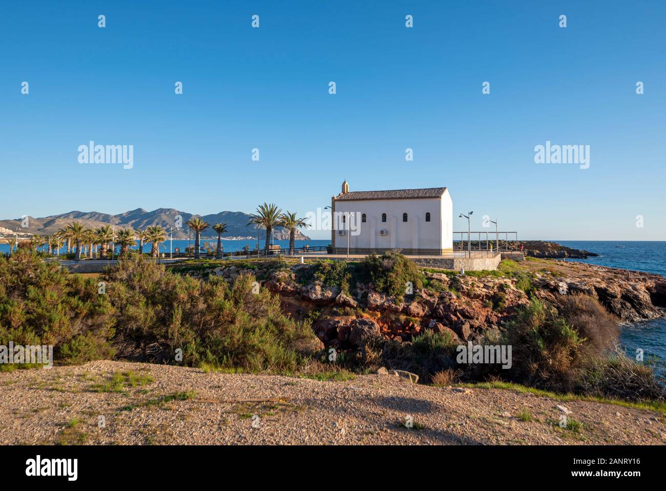 Eremo della chiesa di Nuestra Señora del Carmen a Isla Plana, Murcia, Costa Calida, Spagna, UE. Chiesa di Calle Elefante sul mare Mediterraneo affioramento Foto Stock