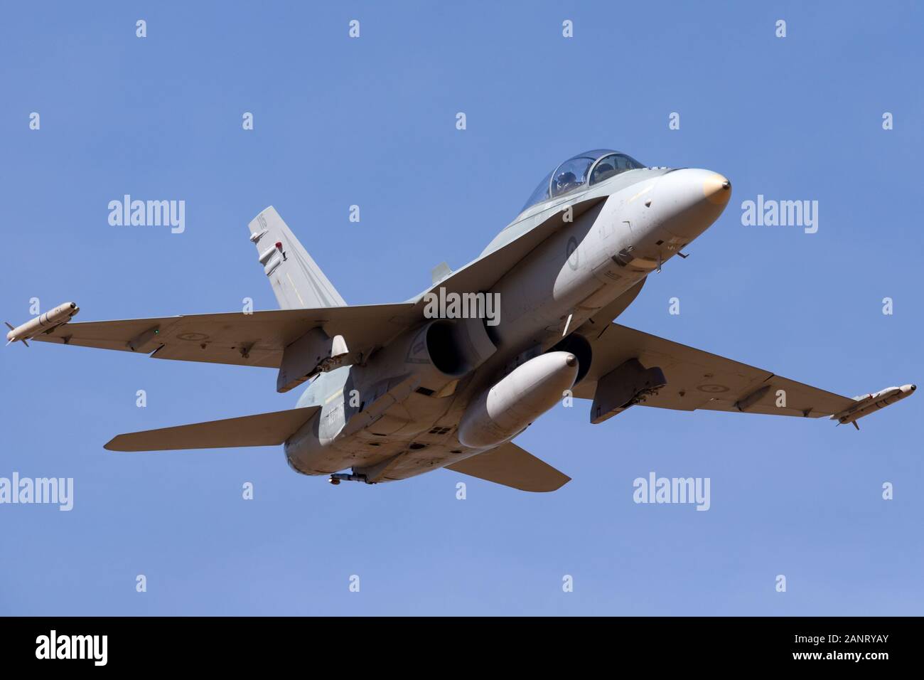Royal Australian Air Force (RAAF) McDonnell Douglas F/A-18B Hornet jet un21-115 da n. 2 funzionamento unità di conversione in base a RAAF Williamto Foto Stock