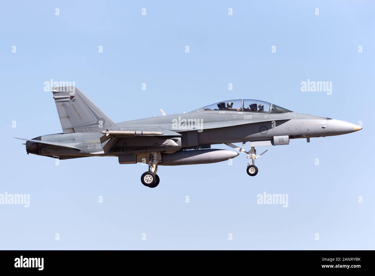 Royal Australian Air Force (RAAF) McDonnell Douglas F/A-18B Hornet jet un21-115 da n. 2 funzionamento unità di conversione in base a RAAF Williamto Foto Stock