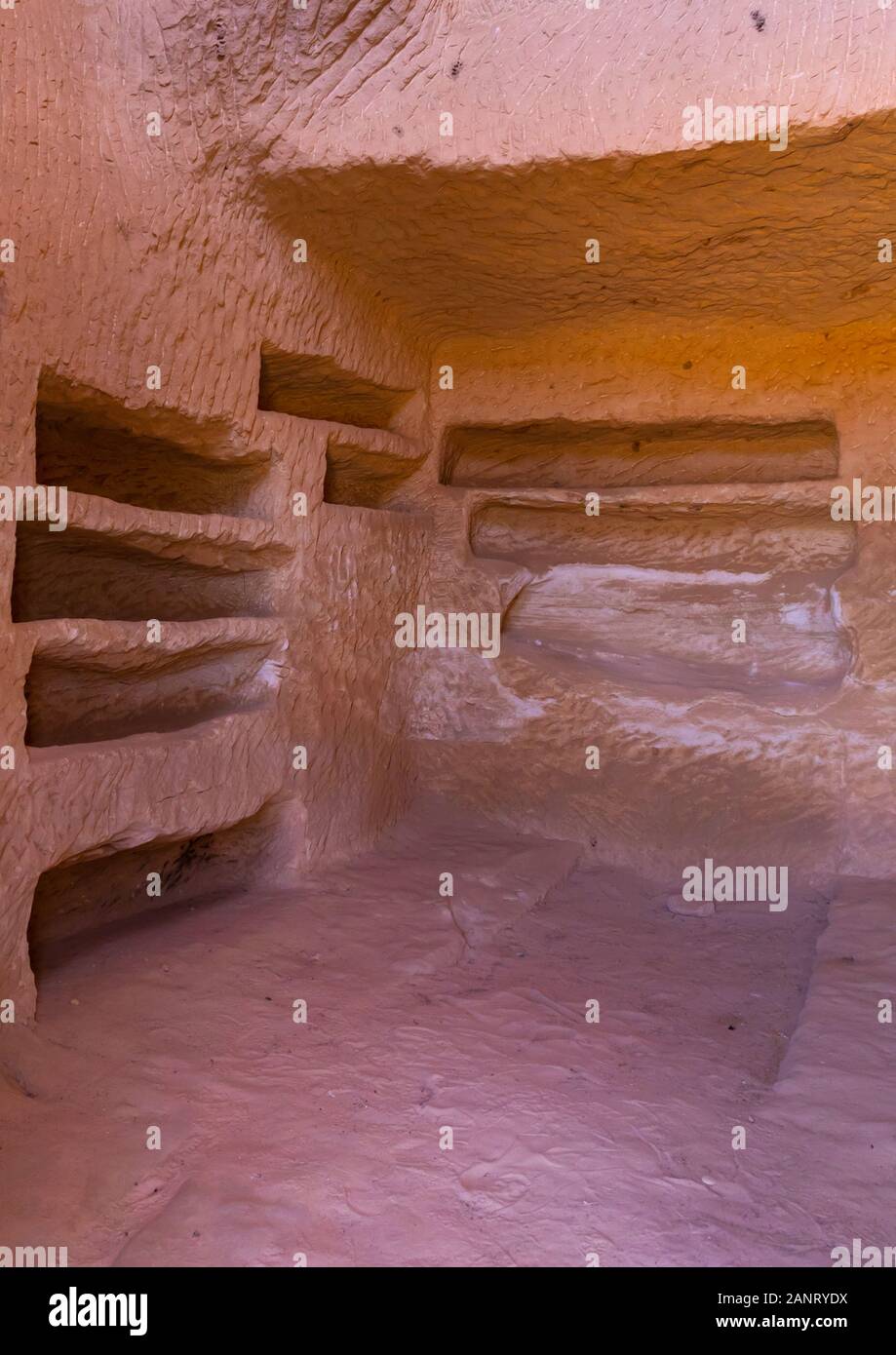 Fori per le bare dentro una tomba di al-Hijr sito archeologico di Madain Saleh, Al Madinah Provincia, Alula, Arabia Saudita Foto Stock