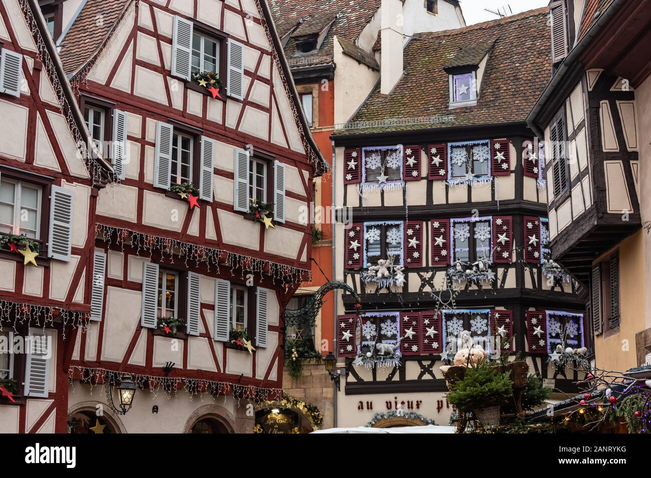 Il tipico mercatino di Natale di Colmar nel centro storico della città Foto Stock