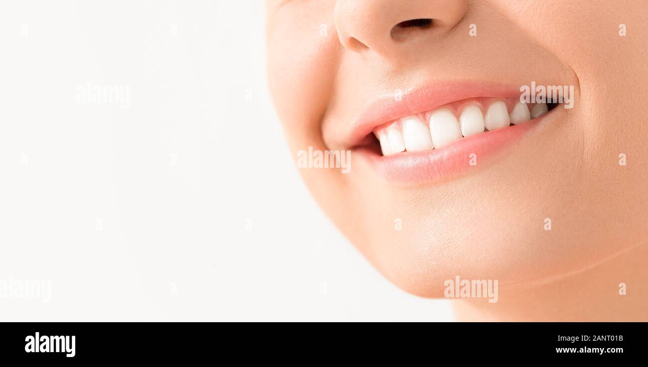 Bel sorriso giovane donna. Denti bianchi sul master plan. Spazio libero e sfondo per l'uso. Foto Stock