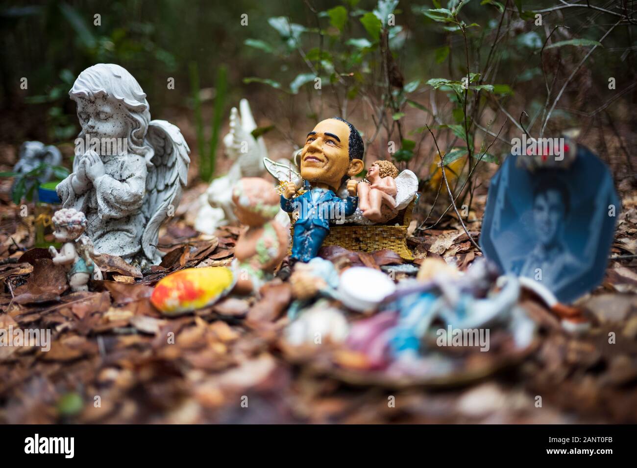 Cassadaga, Fla/STATI UNITI D'America - 30 DIC 2019: Brimming con colorate ali di fata, gli gnomi, di fiori e di polvere di fata la fata nascosto Trail del parco a ferro di cavallo, è Foto Stock