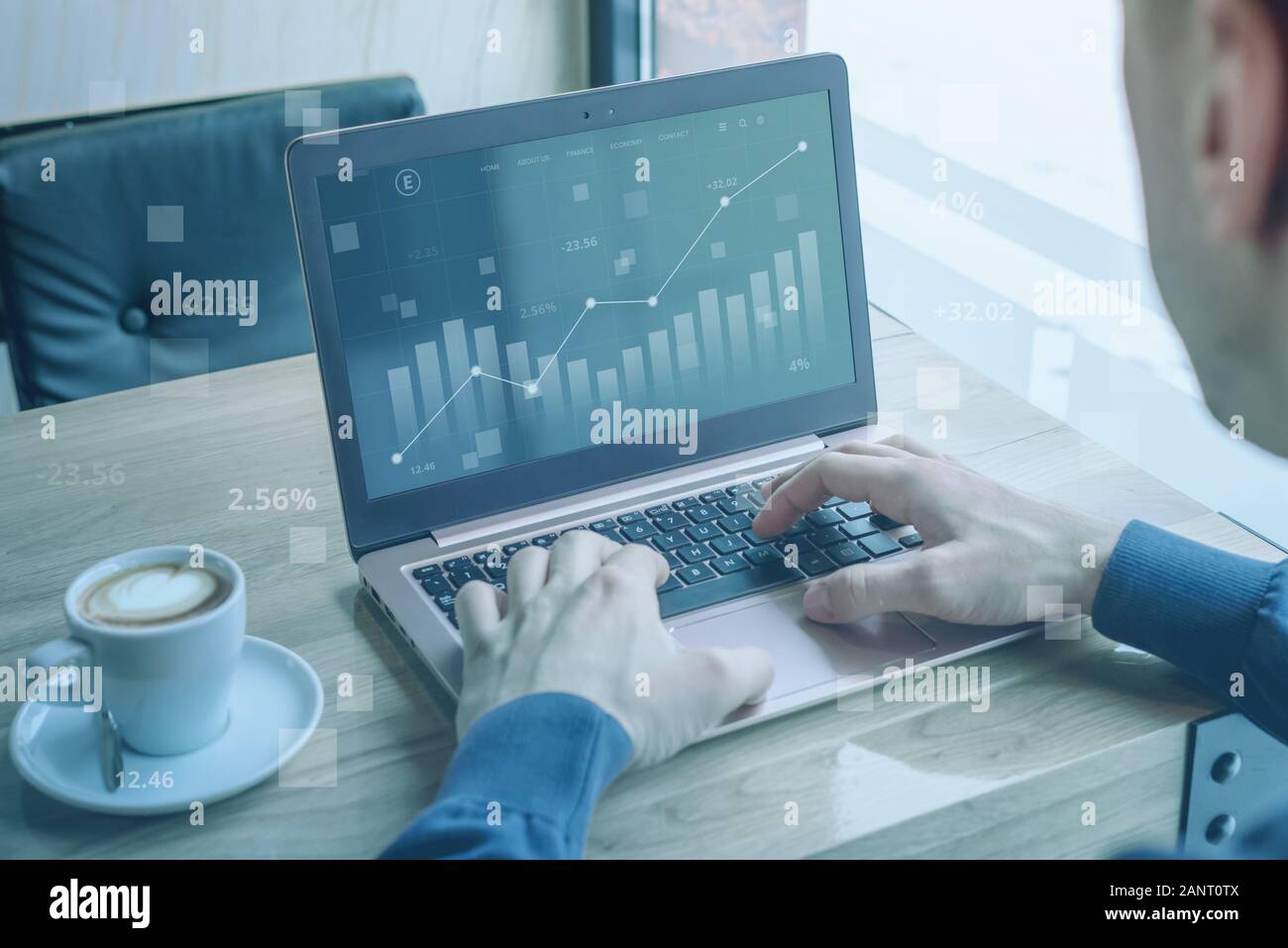 La crescita delle scorte sul concetto di app. Grafica moderna sul lato del computer. Concetto di valore e la crescita del business con l'aiuto di moderne tecnologie Foto Stock
