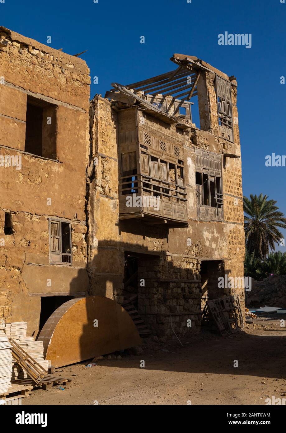 Storica casa diroccata con legno mashrabiyas, Al Madinah Provincia, Yanbu, Arabia Saudita Foto Stock