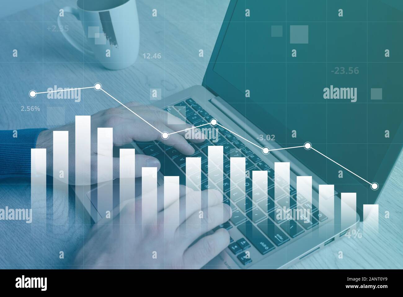 Diminuzione del valore di mercato, economy e business mostrata nel grafico. Concetto di lavoro su un computer portatile in background Foto Stock