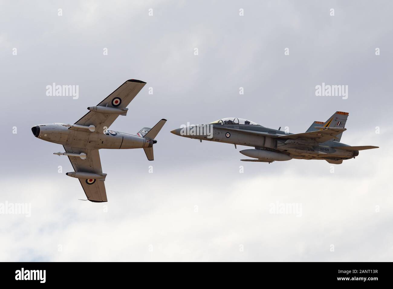 Royal Australian Air Force McDonnell Douglas F/A-18B Hornet aviogetti in formazione con ex RAAF CA-27 Sabre. Foto Stock