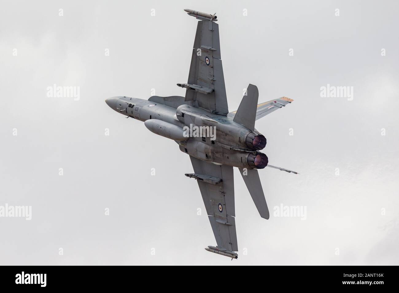 Royal Australian Air Force (RAAF) McDonnell Douglas F/A-18B Hornet jet un21-109 da n. 2 funzionamento unità di conversione in base a RAAF Williamto Foto Stock