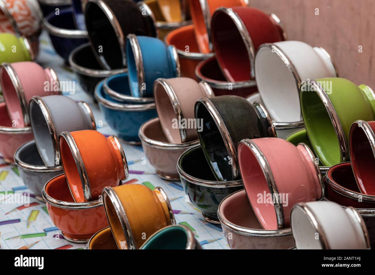 Ceramica sulla strada a Medina, Marrakech, Marocco. Foto: Michael Major Foto Stock