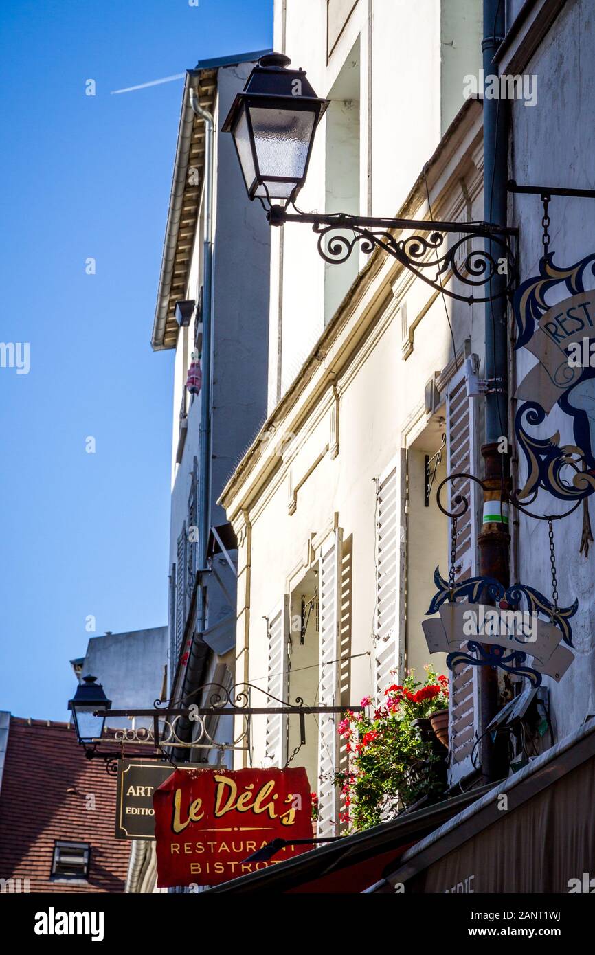 Parigi/Francia - 6 Settembre 2019 : tipica strada Parigina e insegne dei negozi su Butte Montmartre Foto Stock