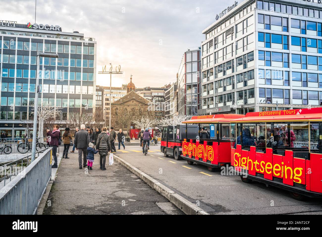 Ginevra Svizzera , 3 gennaio 2020 : Rosso Ginevra touristic escursione in treno con le persone in strada della città vecchia con la chiesa Fusterie in background Foto Stock