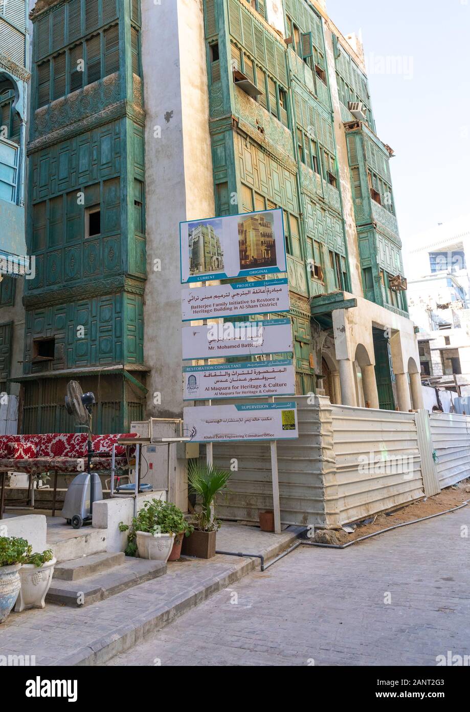 Vecchia casa in legno mashrabiya di al-Balad trimestre sotto lavori di restauro, Mecca provincia, Jeddah, Arabia Saudita Foto Stock
