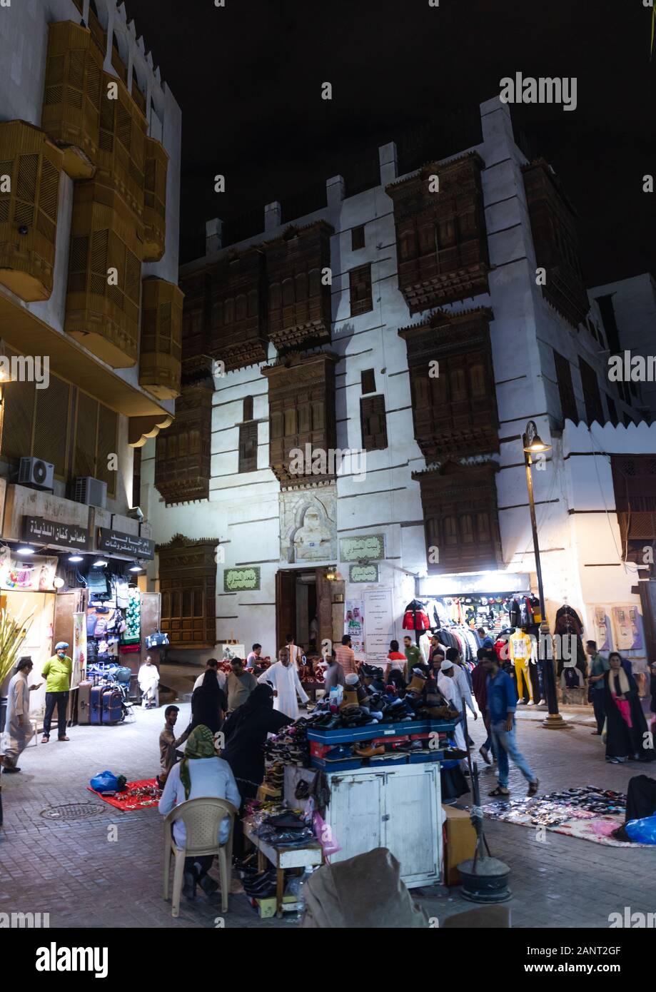 Mercato davanti di una casa storica con mashrabiyas in legno di al-Balad trimestre, Mecca provincia, Jeddah, Arabia Saudita Foto Stock