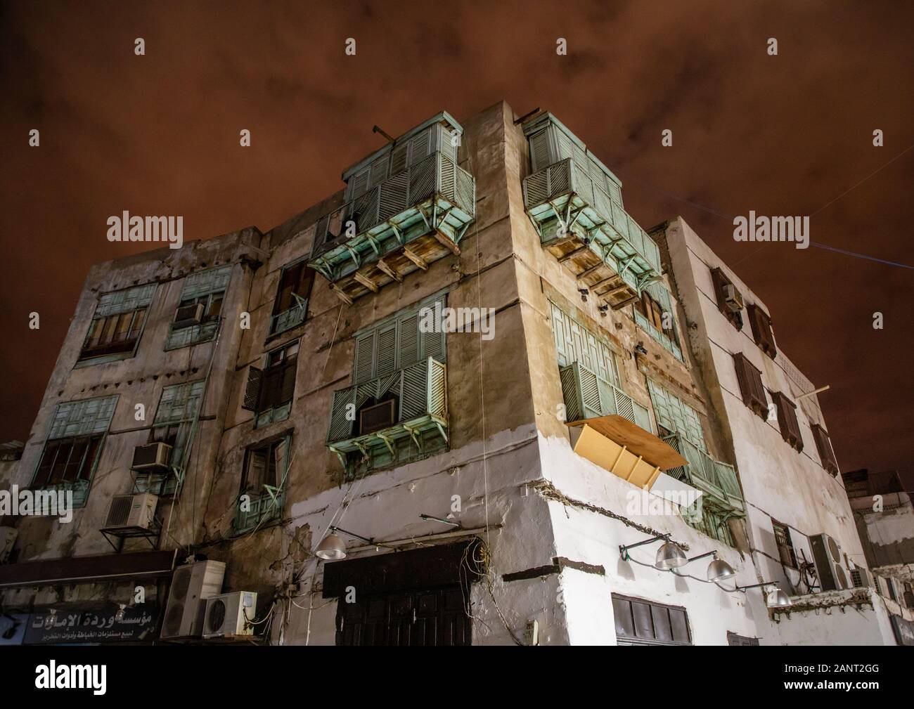 Casa storica con mashrabiyas in legno di al-Balad trimestre di notte, Mecca provincia, Jeddah, Arabia Saudita Foto Stock