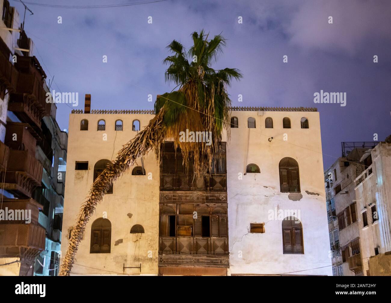 Casa storica con mashrabiyas in legno di al-Balad trimestre di notte, Mecca provincia, Jeddah, Arabia Saudita Foto Stock