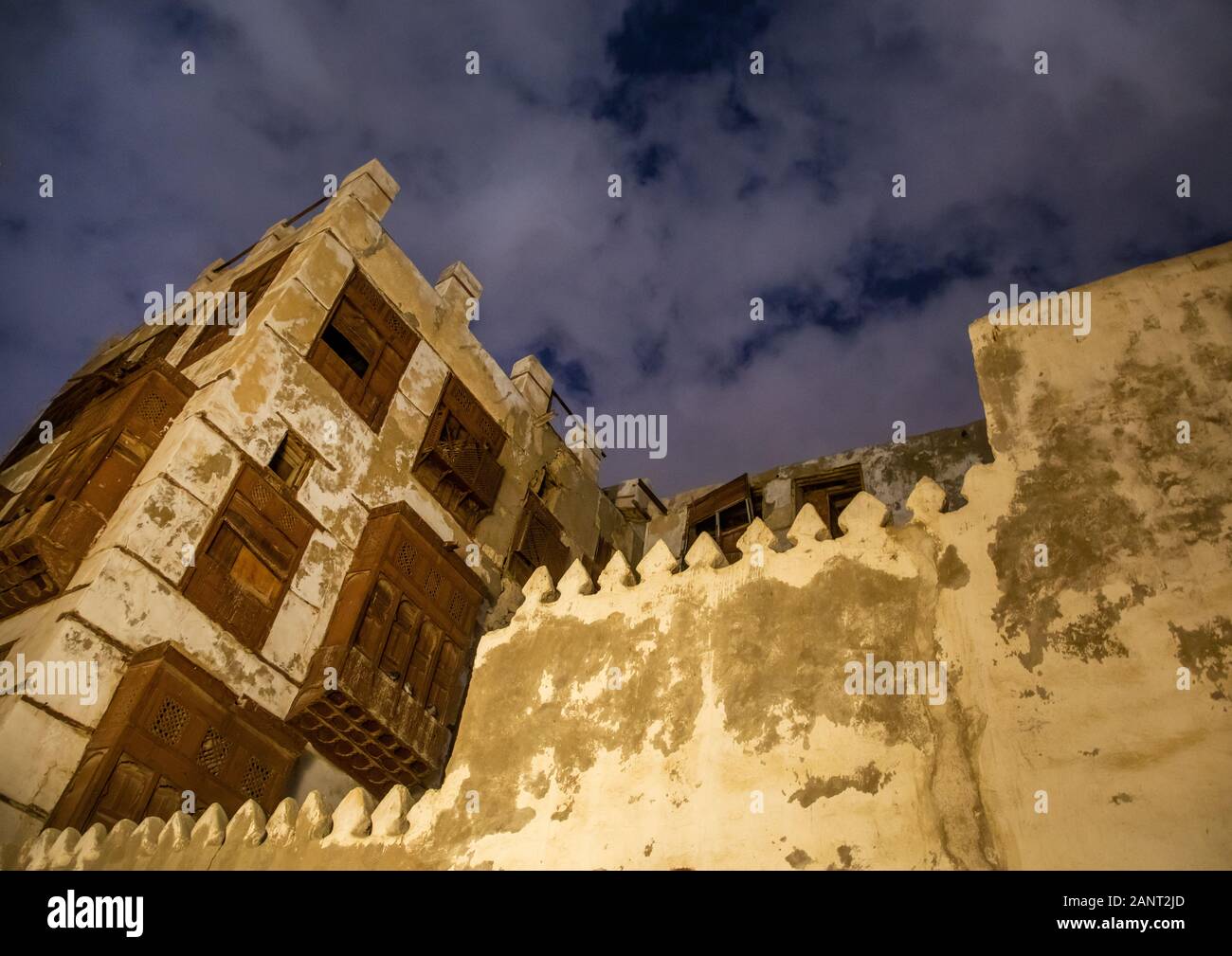 Casa storica con mashrabiyas in legno di al-Balad trimestre di notte, Mecca provincia, Jeddah, Arabia Saudita Foto Stock