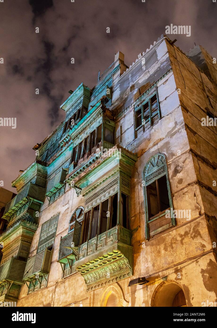 Casa storica con mashrabiyas in legno di al-Balad trimestre di notte, Mecca provincia, Jeddah, Arabia Saudita Foto Stock