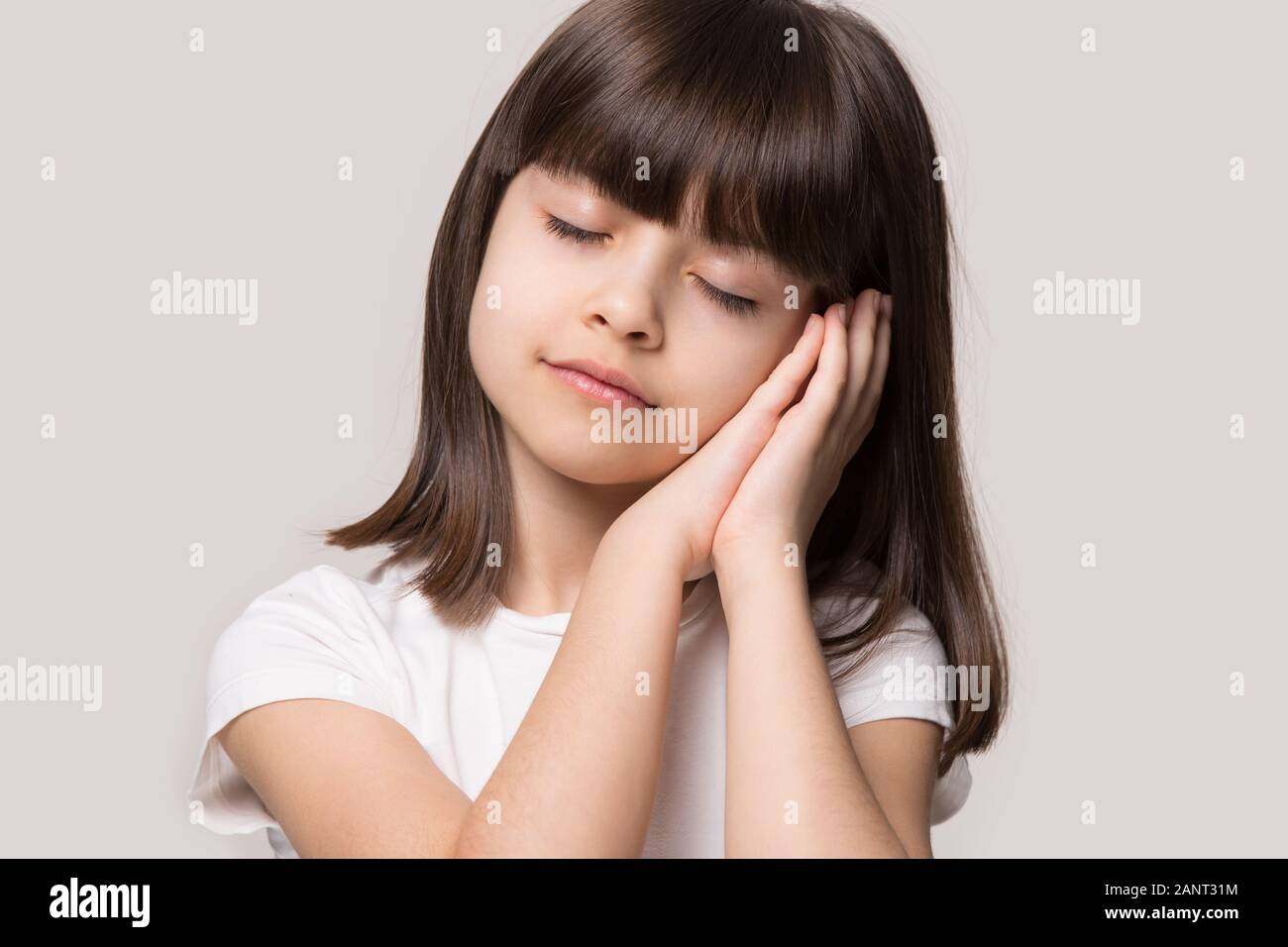 Calma 6 anni piccole adorabili kid sonno Foto Stock