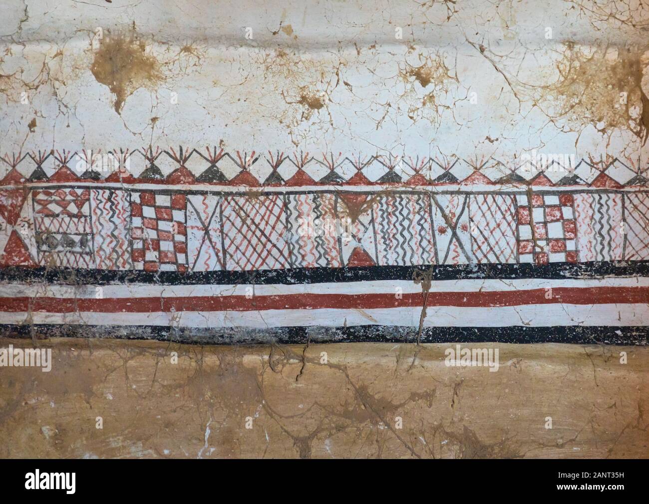 Al-qatt al-asiri tradizionalmente femminili decorazione interna in una casa abandonned, Provincia di Asir, Dahran Aljanub, Arabia Saudita Foto Stock