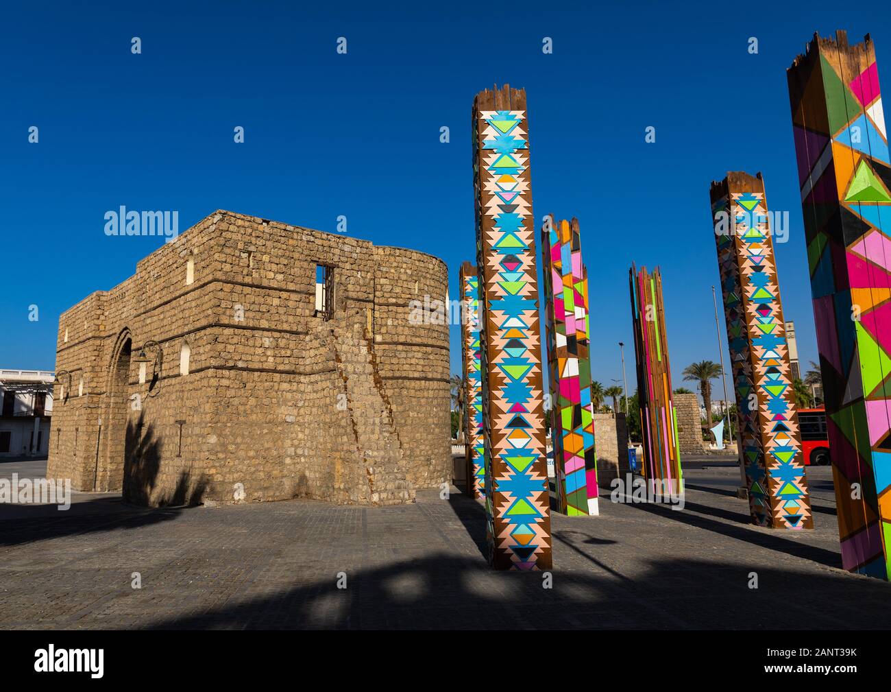 Multi colorata arte moderna colonne a bab sharif city gate, Mecca provincia, Jeddah, Arabia Saudita Foto Stock