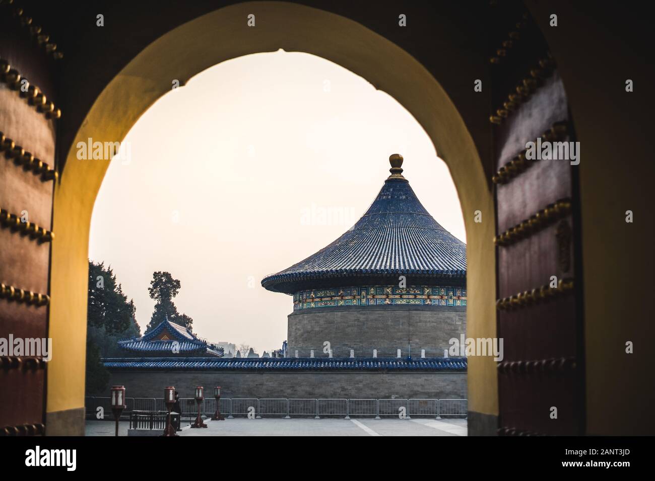 Una vista da una porta di una pagoda tradizionale cinese con tetto blu al Tempio del Paradiso, un complesso imperiale di edifici religiosi situati nel Foto Stock