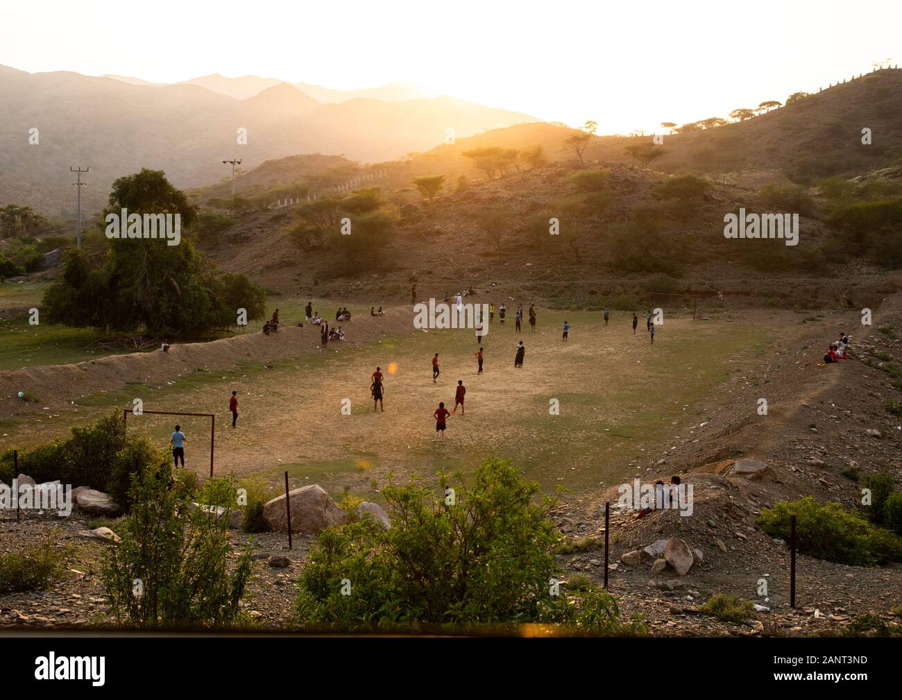 Arabia giovani uomini a giocare a calcio al tramonto, Jizan provincia, Alaydabi, Arabia Saudita Foto Stock
