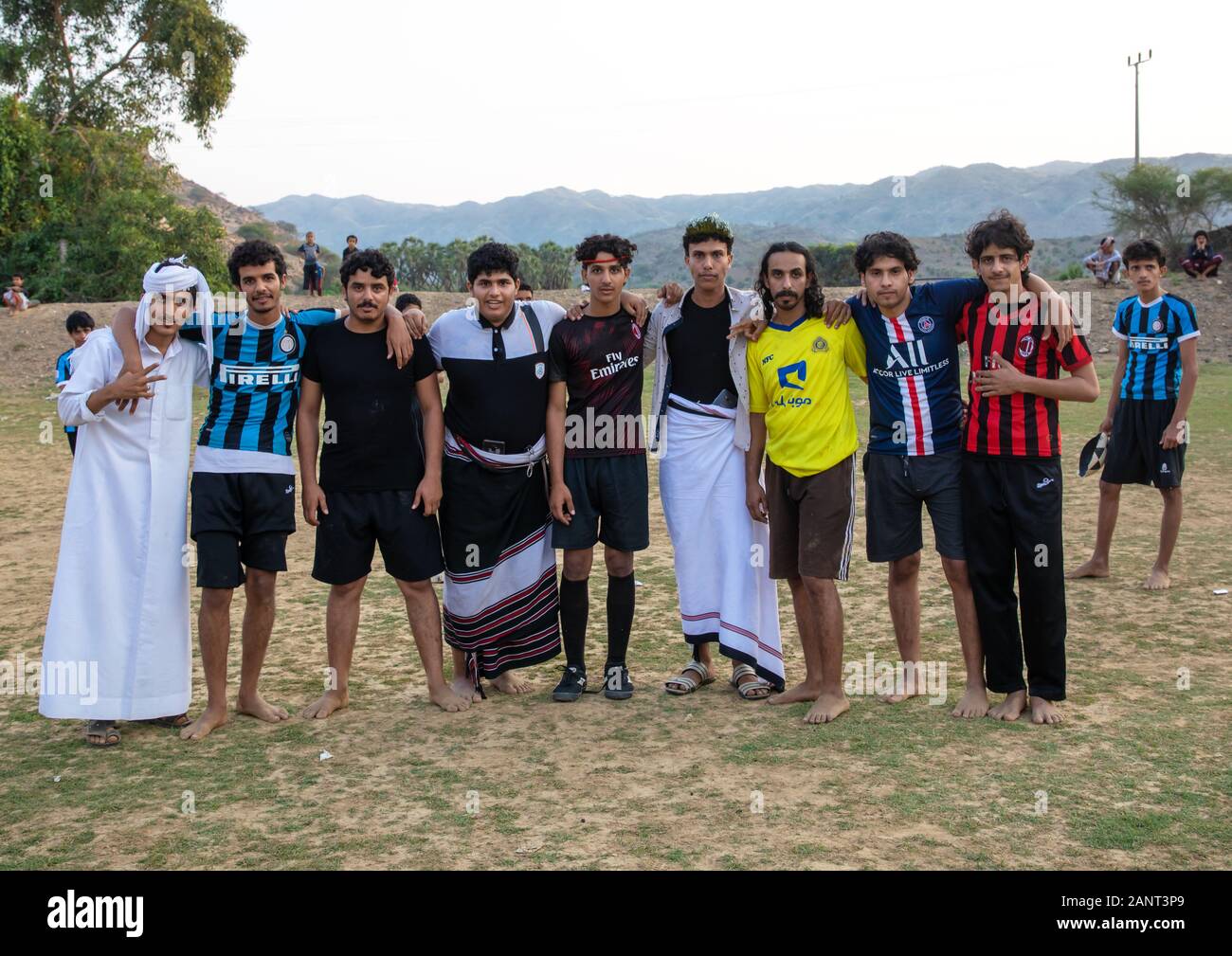 Arabia giovani uomini a giocare a calcio, Jizan provincia, Alaydabi, Arabia Saudita Foto Stock