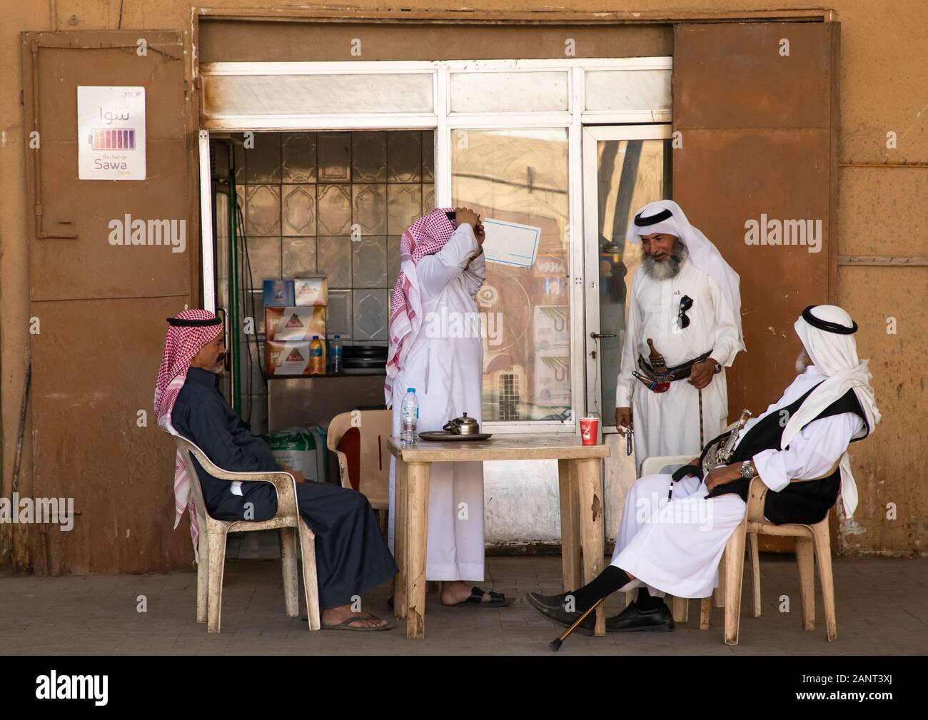 Arabia uomini di bere il caffè nel mercato, Najran provincia Najran, Arabia Saudita Foto Stock