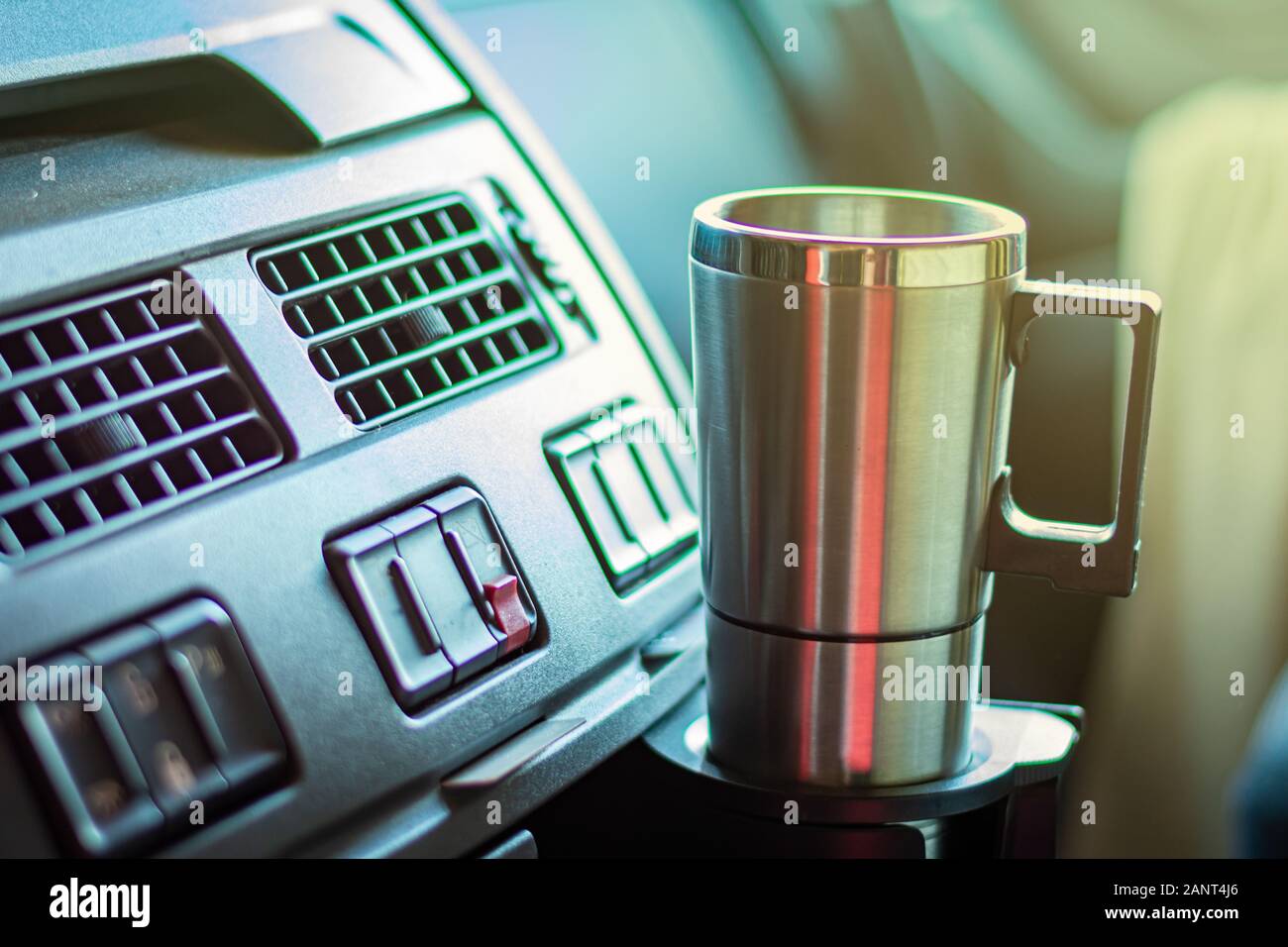 Tazza di caffè sul cruscotto Foto Stock