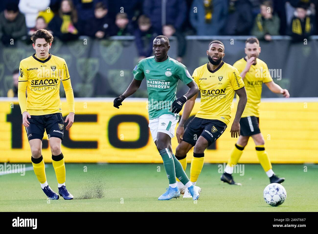 VENLO, VVV Venlo - PSV, 19-01-2020, calcio, Eredivisie Olandese, stagione 2019-2020, Covebo Stadium de Koel, PSV player Bruma (M), VVV Venlo player Jerome Sinclair (2R), VVV Venlo player Simon Janssen (L) Credito: Pro scatti/Alamy Live News Foto Stock