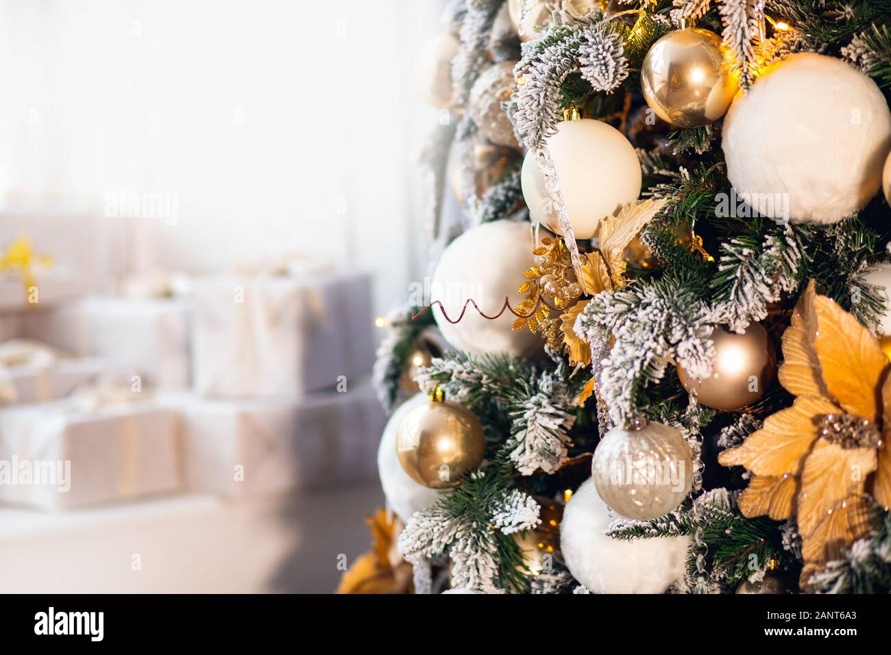 Albero di Natale decorato con palle bianche e oro fiocchi d