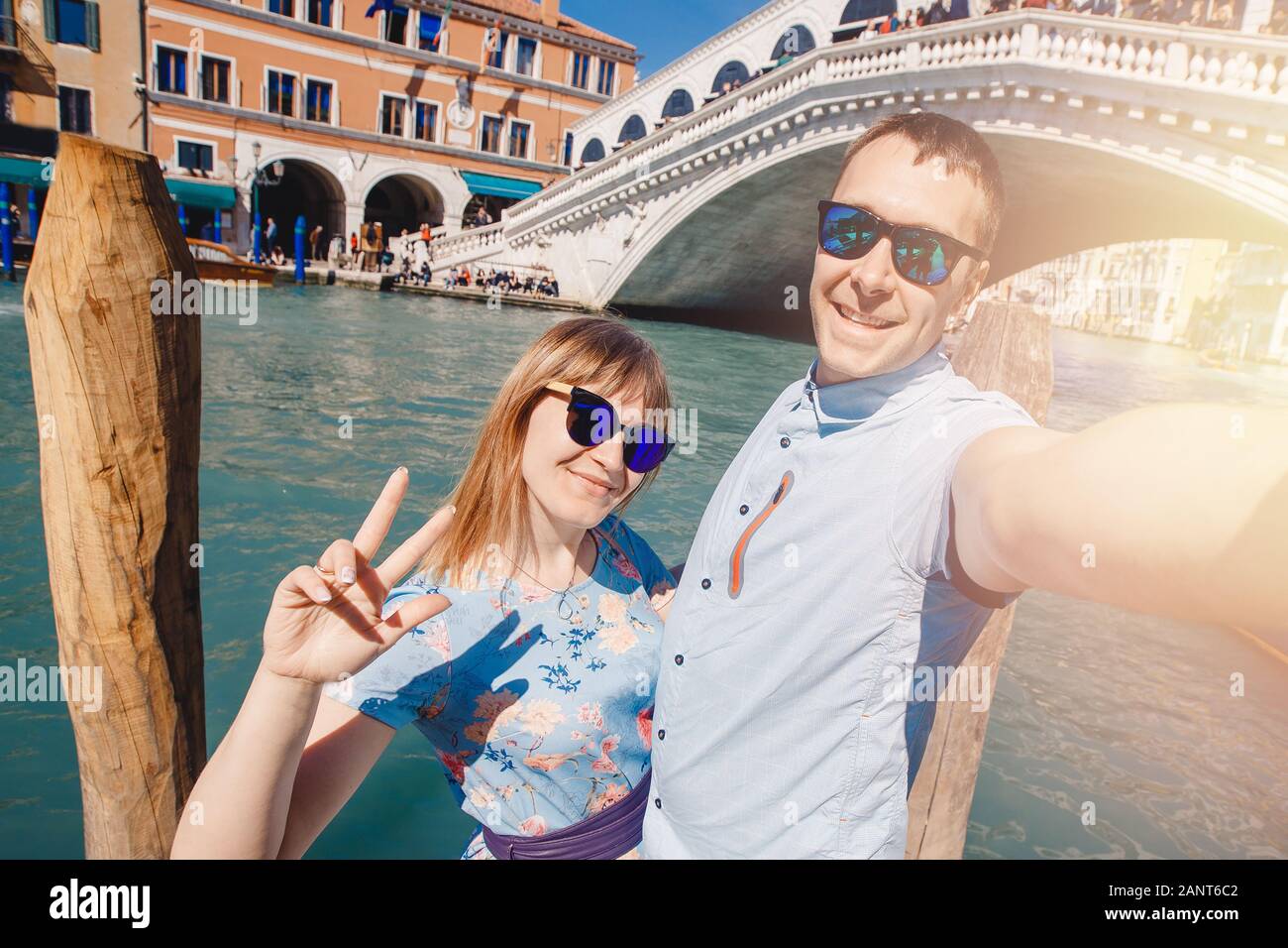 Amante Selfie giovane prendendo foto di viaggio Venezia, Italia contro uno sfondo il canal grande e il ponte Foto Stock