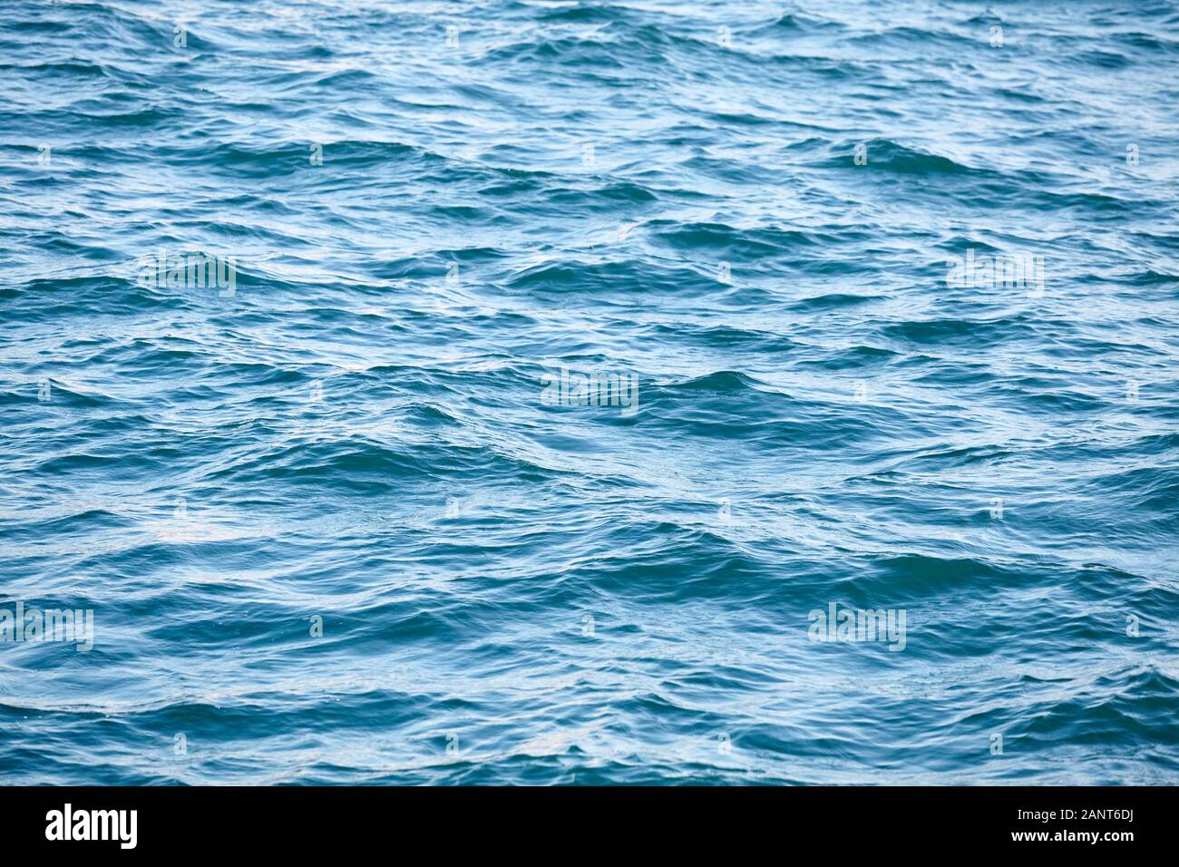 Le onde del mare, la messa a fuoco al centro del telaio, sfondo naturale. Foto Stock