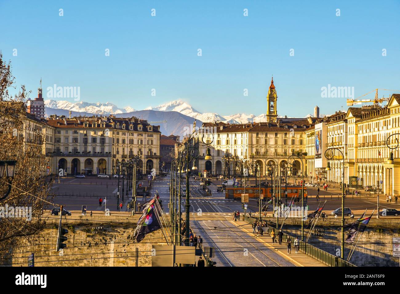 Vista in elevazione della Piazza Vittorio Veneto con il ponte Vittorio Emanuele I e le Alpi mountain range in background in inverno, Torino, Piemonte, Italia Foto Stock