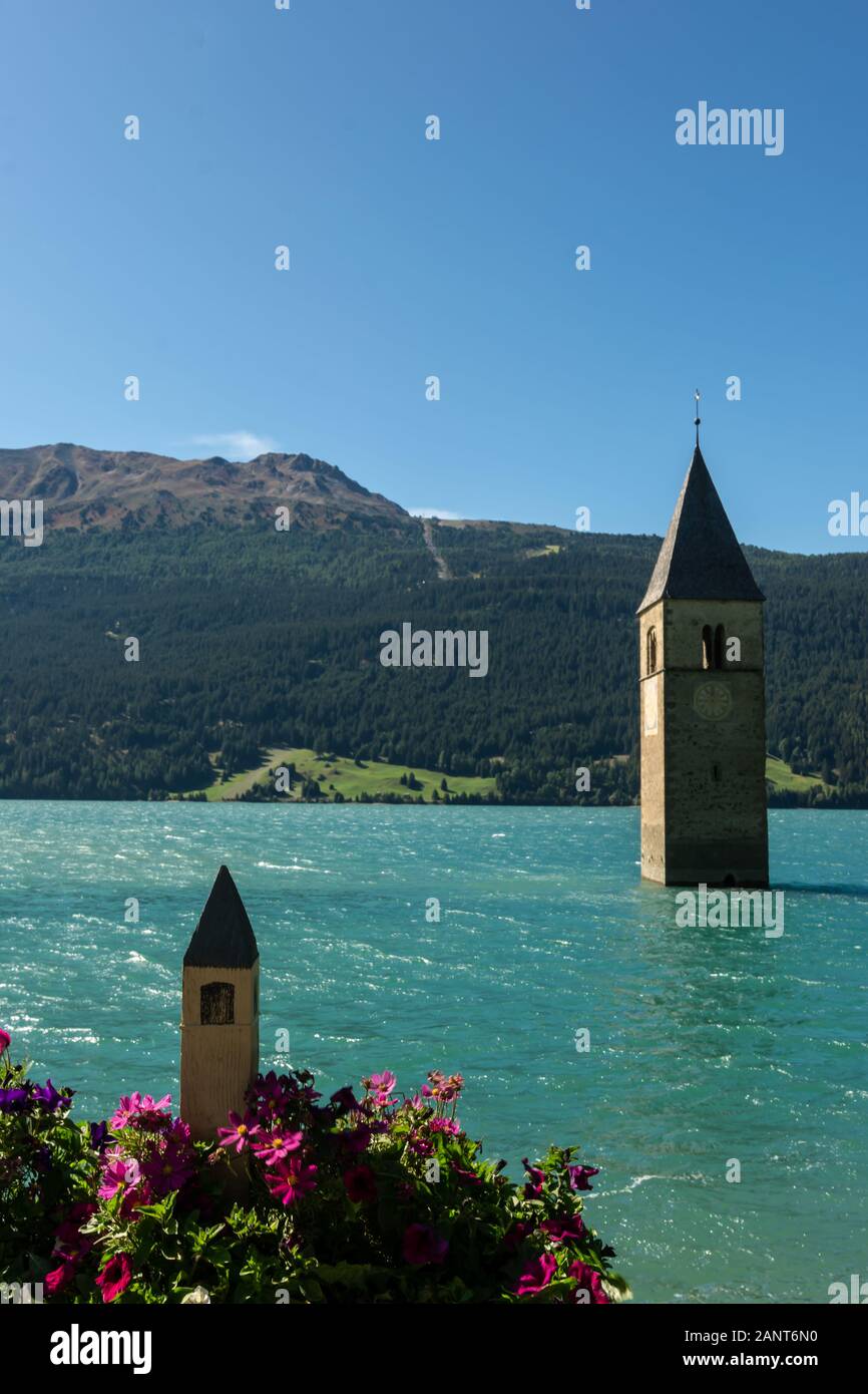 Opere d'arte della chiesa sondata e del campanile originale della chiesa del lago di Reschen, Reschensee/Lago di Resia, Sud Tirolo, Italia Foto Stock