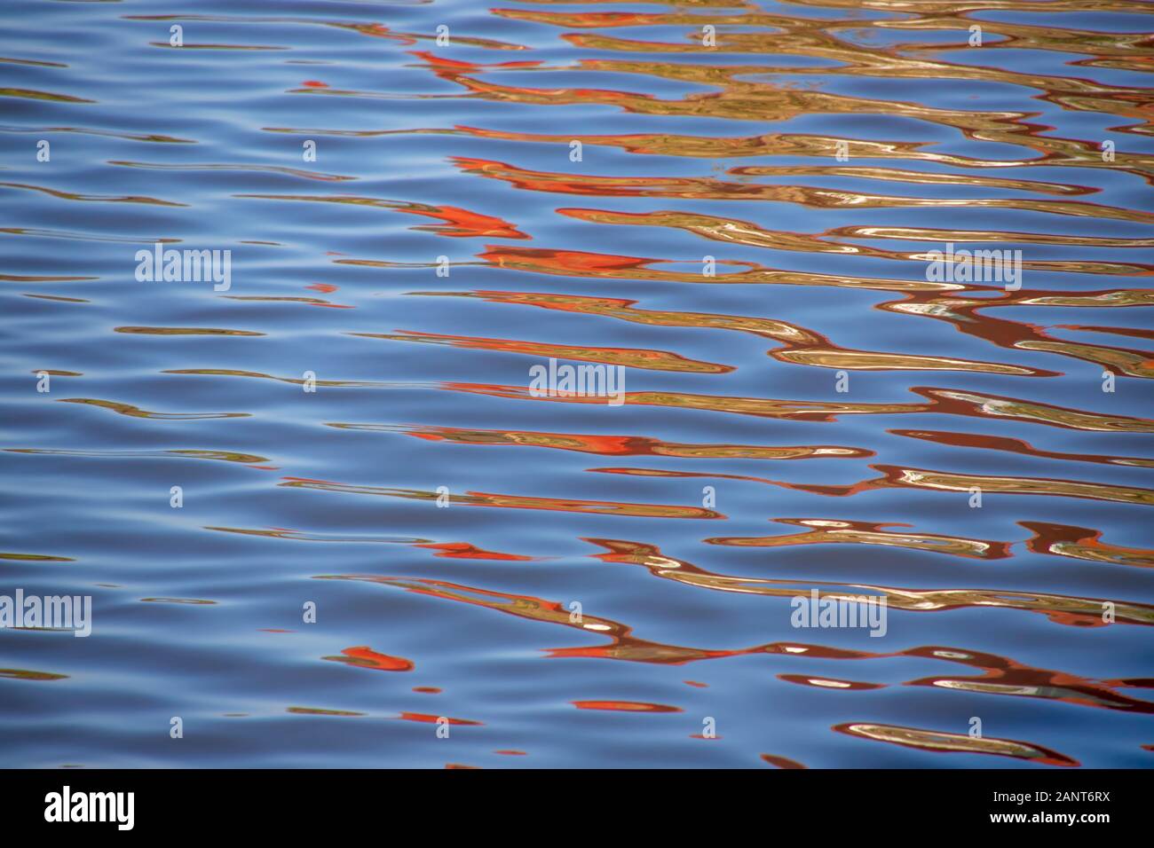 Abstract tessiturali sfondo della superficie dell'acqua con le onde e sun flare Foto Stock