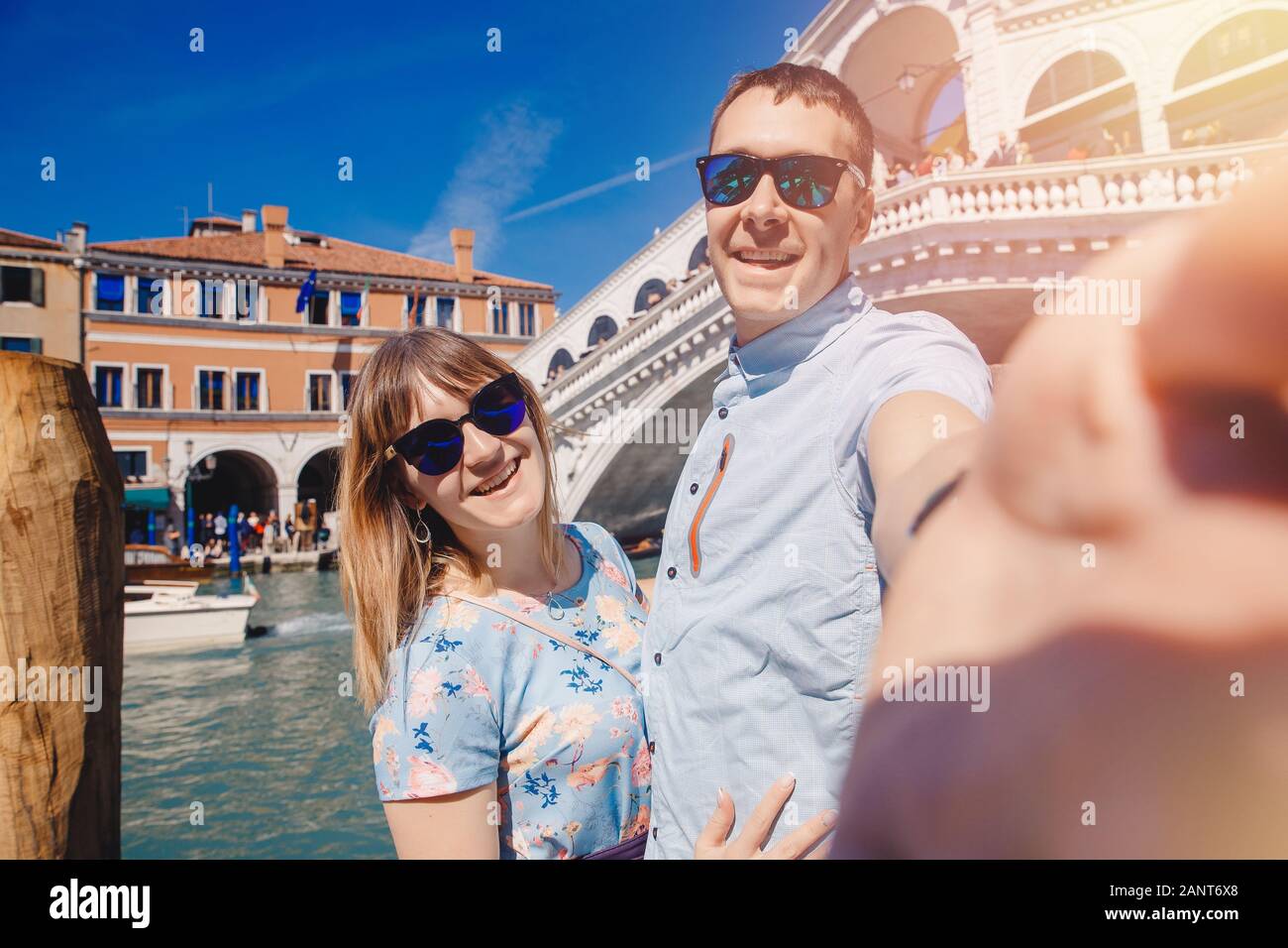 Amante Selfie giovane prendendo foto di viaggio Venezia, Italia contro uno sfondo il canal grande e il ponte Foto Stock