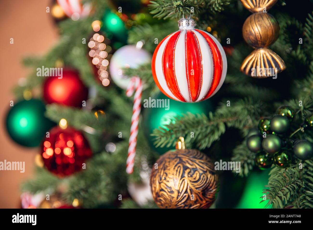 Multi-palle colorate, dolci, lecca-lecca, coni, toy decorare albero di Natale, sfondo sfocato per testo Foto Stock