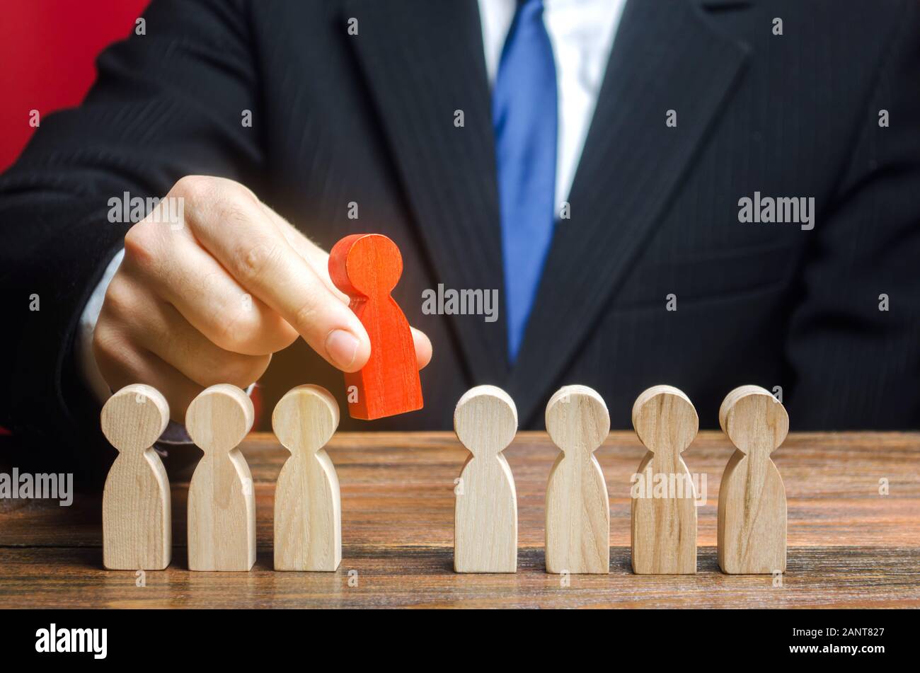 Imprenditore sceglie una persona della squadra. Il miglior dipendente, leader. Leadership e promozione. Gestione delle risorse umane e di reclutamento. Ho tossicità Foto Stock