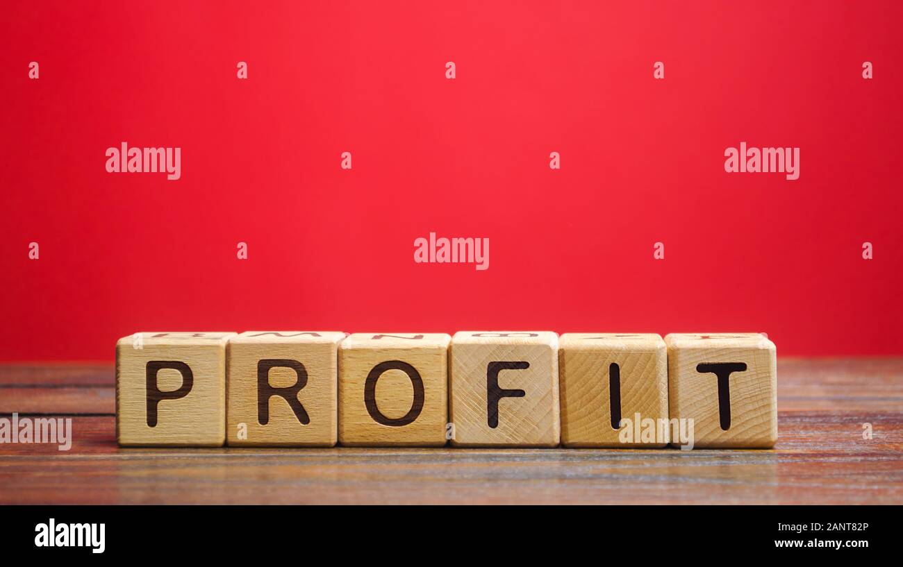 Blocchi di legno con la parola profitto. Il risultato finanziario della società per un certo periodo di tempo. Reddito. Il ritorno sugli investimenti. Le prestazioni. Profi Foto Stock