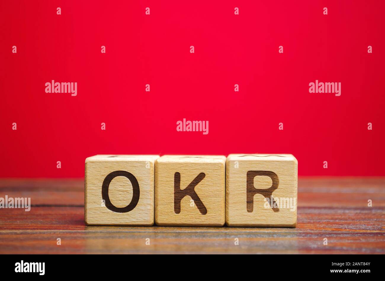 Blocchi di legno con la parola OKR ( gli obiettivi e i risultati chiave ). La squadra e i singoli obiettivi. Un controllo efficace dell'esecuzione dei compiti. Busines Foto Stock