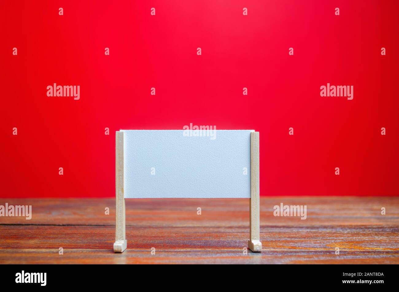 Il piedistallo o la scheda di colore bianco su sfondo rosso. Lavagna vuota. Minimalismo. Processo di business concetto, pianificazione della strategia alle riunioni e briefing. Educazione Foto Stock